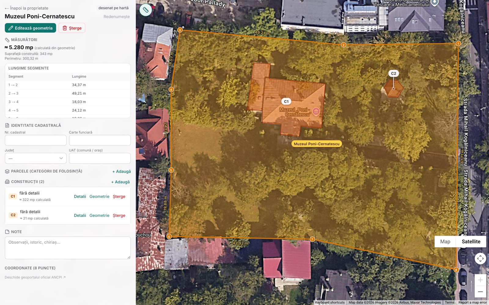 Fișa imobilului „Muzeul Poni-Cernătescu”: în stânga măsurătorile — ≈ 5.280 mp calculată din geometrie, suprafață construită 343 mp, perimetru 300,32 m — și tabelul „Lungime segmente”; în dreapta, peste imaginile din satelit, conturul portocaliu cu cele opt colțuri numerotate, lungimea scrisă pe laturi și conturul celor două construcții, C1 și C2.